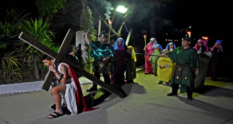 &Zeta;&omega;&nu;&tau;ά&nu;&epsilon;&psi;&epsilon; &tau;&omicron; &Theta;&epsilon;ί&omicron; &Delta;&rho;ά&mu;&alpha; &sigma;&tau;&omicron;&nu; &Mu;&omicron;ύ&delta;&rho;&omicron;: &Sigma;&upsilon;&gamma;&kappa;ί&nu;&eta;&sigma;&eta; &sigma;&tau;&eta;&nu; &pi;&epsilon;&rho;&iota;&phi;&omicron;&rho;ά &tau;&omicron;&upsilon; &Epsilon;&pi;&iota;&tau;&alpha;&phi;ί&omicron;&upsilon; &alpha;&pi;ό &tau;&alpha; &pi;&alpha;&iota;&delta;&iota;ά &kappa;&alpha;&iota; &tau;&omicron;&upsilon;&sigmaf; &nu;έ&omicron;&upsilon;&sigmaf; &tau;&omicron;&upsilon; &chi;&omega;&rho;&iota;&omicron;ύ