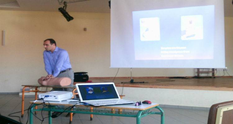 &Pi;&rho;&alpha;&gamma;&mu;&alpha;&tau;&omicron;&pi;&omicron;&iota;ή&theta;&eta;&kappa;&epsilon; &eta; &epsilon;&pi;&iota;&mu;&omicron;&rho;&phi;&omega;&tau;&iota;&kappa;ή &eta;&mu;&epsilon;&rho;ί&delta;&alpha; &laquo;&Eta; &pi;&alpha;&rho;&omicron;&chi;ή &Pi;&rho;ώ&tau;&omega;&nu; &Beta;&omicron;&eta;&theta;&epsilon;&iota;ώ&nu; &sigma;&tau;&omicron; &Sigma;&chi;&omicron;&lambda;&epsilon;ί&omicron;&raquo; (photos)