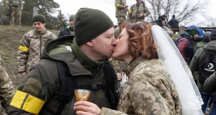 &Pi;&omicron;&lambda;έ&mu;&omicron;&sigmaf; &sigma;&tau;&eta;&nu; &Omicron;&upsilon;&kappa;&rho;&alpha;&nu;ί&alpha;: &Zeta;&epsilon;&upsilon;&gamma;ά&rho;&iota; &pi;&alpha;&nu;&tau;&rho;&epsilon;ύ&tau;&eta;&kappa;&epsilon; &sigma;&tau;&alpha;... &chi;&alpha;&rho;&alpha;&kappa;ώ&mu;&alpha;&tau;&alpha; | &Delta;&epsilon;ί&tau;&epsilon; &beta;ί&nu;&tau;&epsilon;&omicron; &kappa;&alpha;&iota; &phi;&omega;&tau;&omicron;&gamma;&rho;&alpha;&phi;ί&epsilon;&sigmaf;