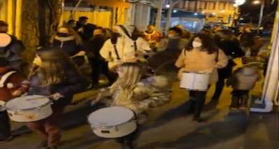 &Lambda;ή&mu;&nu;&omicron;&sigmaf;: &Gamma;&iota;&omicron;&rho;&tau;&iota;&nu;ό &kappa;&lambda;ί&mu;&alpha; &sigma;&tau;&eta;&nu; &sigma;&kappa;&iota;ά &tau;&eta;&sigmaf; &pi;&alpha;&nu;&delta;&eta;&mu;ί&alpha;&sigmaf; &kappa;&alpha;&iota; &tau;&omicron;&upsilon; &pi;&omicron;&lambda;έ&mu;&omicron;&upsilon; (video)