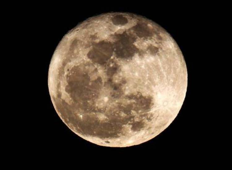 &Mu;&epsilon; &tau;&eta;&nu; &Pi;&alpha;&nu;&sigma;έ&lambda;&eta;&nu;&omicron; &kappa;&omicron;&iota;&mu;ό&mu;&alpha;&sigma;&tau;&epsilon; &lambda;&iota;&gamma;ό&tau;&epsilon;&rho;&omicron;