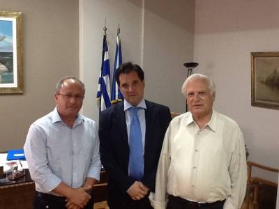 &Tau;&omicron;&nu; &Upsilon;&pi;&omicron;&upsilon;&rho;&gamma;ό &Upsilon;&gamma;&epsilon;ί&alpha;&sigmaf; &sigma;&upsilon;&nu;ά&nu;&tau;&eta;&sigma;&alpha;&nu; &sigma;ή&mu;&epsilon;&rho;&alpha; &omicron;&iota; &Delta;ή&mu;&alpha;&rho;&chi;&omicron;&iota; &Lambda;ή&mu;&nu;&omicron;&upsilon; &kappa;&alpha;&iota; &Iota;&kappa;&alpha;&rho;ί&alpha;&sigmaf;