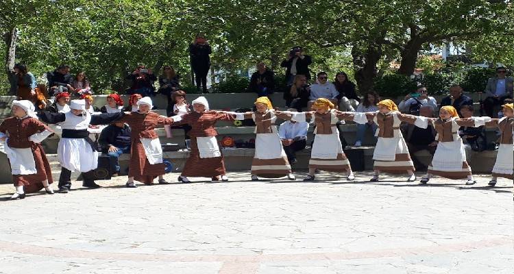 &Omicron; &Sigma;ύ&lambda;&lambda;&omicron;&gamma;&omicron;&sigmaf; &Alpha;&nu;&delta;&rho;&omega;&nu;ί&omicron;&upsilon; &tau;ί&mu;&eta;&sigma;&epsilon; &tau;&eta; &gamma;&iota;&omicron;&rho;&tau;ή &tau;&eta;&sigmaf; &Mu;&eta;&tau;έ&rho;&alpha;&sigmaf;