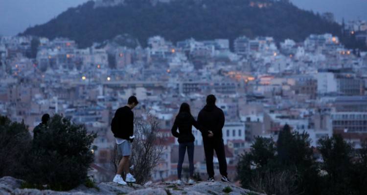 Κρίσιμο 48ωρο για νέα μέτρα, μετά τα 1.261 κρούσματα | Στο τραπέζι απαγόρευση κυκλοφορίας πριν τις 21:00 στην Αττική