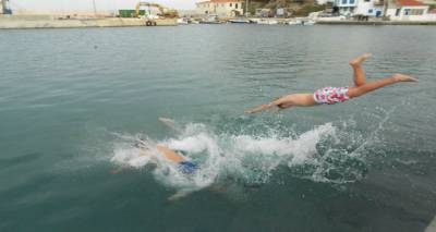 3 &nu;έ&alpha; &pi;&alpha;&iota;&delta;&iota;ά &sigma;&tau;&eta; &laquo;&mu;ά&chi;&eta;&raquo; &gamma;&iota;&alpha; &tau;&omicron; &sigma;&tau;&alpha;&upsilon;&rho;ό &sigma;&tau;&omicron;&nu; &Alpha;&eta; &Sigma;&tau;&rho;ά&tau;&eta; (photos + video)