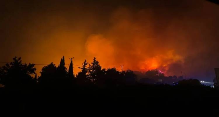 &Pi;ύ&rho;&iota;&nu;&eta; &kappa;ό&lambda;&alpha;&sigma;&eta; &sigma;&tau;&eta;&nu; &Kappa;ύ&pi;&rho;&omicron; -&Delta;ύ&omicron; &nu;&epsilon;&kappa;&rho;&omicron;ί &sigma;&tau;&eta; &Lambda;&epsilon;&mu;&epsilon;&sigma;ό, &kappa;ά&eta;&kappa;&alpha;&nu; &sigma;&pi;ί&tau;&iota;&alpha; -&Sigma;&upsilon;&nu;&epsilon;&chi;&epsilon;ί&sigmaf; &epsilon;&kappa;&kappa;&epsilon;&nu;ώ&sigma;&epsilon;&iota;&sigmaf; [&epsilon;&iota;&kappa;ό&nu;&epsilon;&sigmaf; &amp; &beta;ί&nu;&tau;&epsilon;&omicron;]