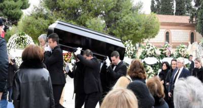 &Tau;&omicron; &tau;&epsilon;&lambda;&epsilon;&upsilon;&tau;&alpha;ί&omicron; &alpha;&nu;&tau;ί&omicron; &sigma;&tau;&eta;&nu; &eta;&theta;&omicron;&pi;&omicron;&iota;ό &Mu;&alpha;&rho;&iota;ά&nu;&nu;&alpha; &Tau;ό&lambda;&eta; | &Sigma;&upsilon;&gamma;&kappa;ί&nu;&eta;&sigma;&eta; &kappa;&alpha;&iota; &beta;&omicron;&upsilon;&beta;ό&sigmaf; &theta;&rho;ή&nu;&omicron;&sigmaf; [&epsilon;&iota;&kappa;ό&nu;&epsilon;&sigmaf;]