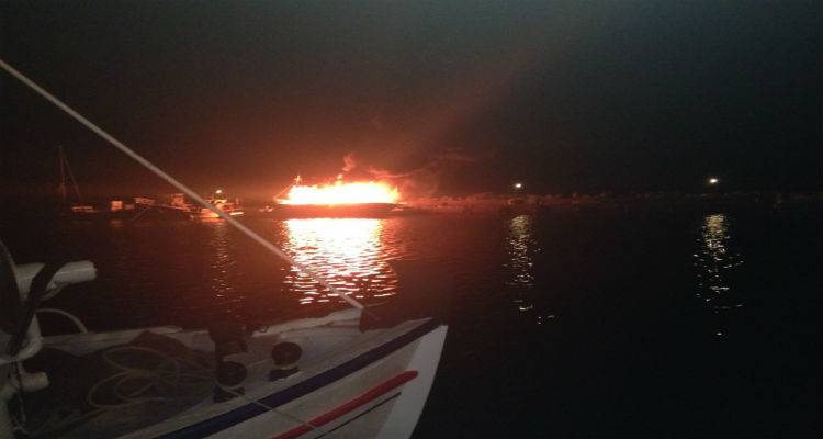 &Sigma;&tau;&iota;&sigmaf; &phi;&lambda;ό&gamma;&epsilon;&sigmaf; &tau;&upsilon;&lambda;ί&chi;&theta;&eta;&kappa;&epsilon; &theta;&alpha;&lambda;&alpha;&mu;&eta;&gamma;ό&sigmaf; &sigma;&tau;&omicron; &lambda;&iota;&mu;ά&nu;&iota; &tau;&omicron;&upsilon; &Mu;&omicron;&lambda;ύ&beta;&omicron;&upsilon; (photos)