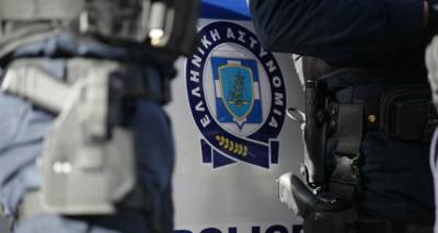 &Pi;&rho;έ&beta;&epsilon;&zeta;&alpha;: &Lambda;&eta;&sigma;&tau;ή&sigmaf; &mu;&alpha;&chi;&alpha;ί&rho;&omega;&sigma;&epsilon; &omicron;&iota;&kappa;&iota;&alpha;&kappa;ή &beta;&omicron;&eta;&theta;ό, ά&rho;&pi;&alpha;&xi;&epsilon; &tau;&alpha; &chi;&rho;ή&mu;&alpha;&tau;&alpha; &kappa;&alpha;&iota; έ&phi;&upsilon;&gamma;&epsilon; &gamma;&iota;&alpha; &tau;&alpha; &sigma;ύ&nu;&omicron;&rho;&alpha;
