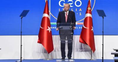 Έ&xi;&alpha;&lambda;&lambda;&omicron;&sigmaf; &omicron; &Epsilon;&rho;&nu;&tau;&omicron;&gamma;ά&nu;: &Eta; &alpha;&mu;&epsilon;&rho;&iota;&kappa;&alpha;&nu;&iota;&kappa;ή &beta;ά&sigma;&eta; &sigma;&tau;&eta;&nu; &Alpha;&lambda;&epsilon;&xi;&alpha;&nu;&delta;&rho;&omicron;ύ&pi;&omicron;&lambda;&eta; &alpha;&nu;&alpha;&sigma;&tau;&alpha;&tau;ώ&nu;&epsilon;&iota; &sigma;&omicron;&beta;&alpha;&rho;ά &sigma;&tau;&eta;&nu; &Tau;&omicron;&upsilon;&rho;&kappa;ί&alpha;