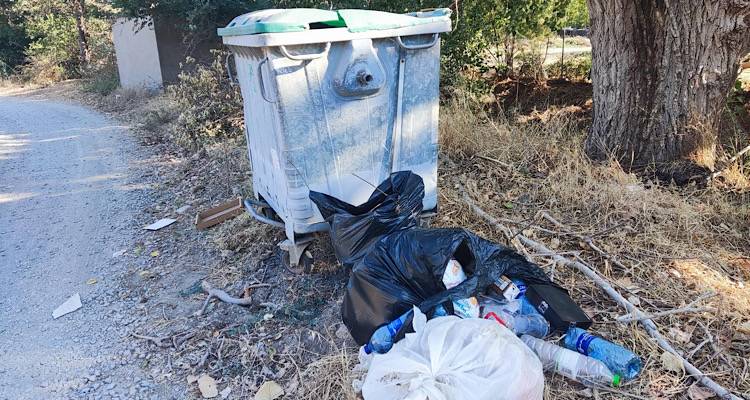 Στήλη των Αναγνωστών: «Εικόνα λίγο έξω από την Μύρινα…Εν τω μεταξύ ο κάδος είναι μισοάδειος!