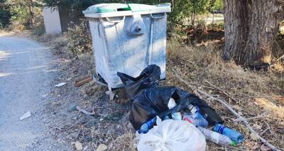 stili-ton-anagnoston-eikona-ligo-ekso-apo-tin-myrina-en-to-metaksy-o-kados-einai-misoadeios