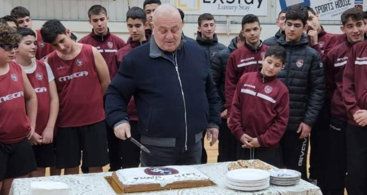 &Mu;&epsilon; &tau;&eta;&nu; &pi;&alpha;&rho;&omicron;&upsilon;&sigma;ί&alpha; &Mu;&pi;&omicron;ύ&mu;&pi;&omicron;&upsilon;&rho;&alpha; &eta; &kappa;&omicron;&pi;ή &pi;ί&tau;&alpha;&sigmaf; &tau;&omicron;&upsilon; &Eta;&phi;&alpha;ί&sigma;&tau;&omicron;&upsilon;
