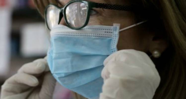 Τσιόδρας: «Όχι» στη γενικευμένη χρήση μασκών και γαντιών