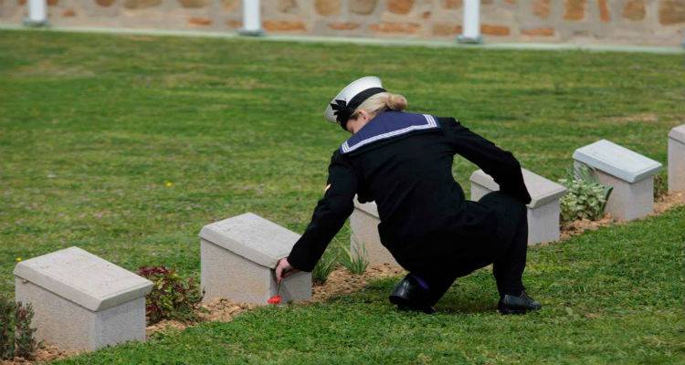 &laquo;&Omicron;&iota; &Phi;ί&lambda;&omicron;&iota; &tau;&omega;&nu; Anzac &alpha;&pi;ό &tau;&eta; &Lambda;ή&mu;&nu;&omicron;&raquo; &kappa;ό&beta;&omicron;&upsilon;&nu; &tau;&eta;&nu; &pi;&rho;&omega;&tau;&omicron;&chi;&rho;&omicron;&nu;&iota;ά&tau;&iota;&kappa;&eta; &pi;ί&tau;&alpha; &tau;&omicron;&upsilon;&sigmaf;