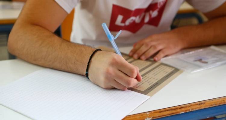 &Pi;ό&tau;&epsilon; &kappa;&lambda;&epsilon;ί&nu;&omicron;&upsilon;&nu; &tau;&alpha; &sigma;&chi;&omicron;&lambda;&epsilon;ί&alpha; &gamma;&iota;&alpha; &tau;&omicron; &kappa;&alpha;&lambda;&omicron;&kappa;&alpha;ί&rho;&iota; -&Omicron;&iota; &eta;&mu;&epsilon;&rho;&omicron;&mu;&eta;&nu;ί&epsilon;&sigmaf; &gamma;&iota;&alpha; &Delta;&eta;&mu;&omicron;&tau;&iota;&kappa;ά, &Gamma;&upsilon;&mu;&nu;ά&sigma;&iota;&alpha;, &Lambda;ύ&kappa;&epsilon;&iota;&alpha; &kappa;&alpha;&iota; &omicron;&iota; &epsilon;&xi;&epsilon;&tau;ά&sigma;&epsilon;&iota;&sigmaf;
