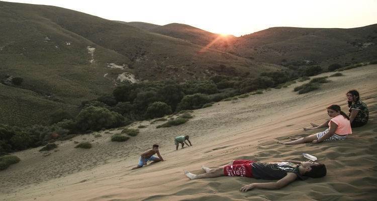 &Eta; &zeta;&omega;ή &sigma;&tau;&omicron;&upsilon;&sigmaf; 40 &beta;&alpha;&theta;&mu;&omicron;ύ&sigmaf;: &Phi;&omega;&tau;&omicron;&gamma;&rho;&alpha;&phi;&iota;&kappa;ά &sigma;&tau;&iota;&gamma;&mu;&iota;ό&tau;&upsilon;&pi;&alpha; &tau;&omicron;&upsilon; &kappa;&alpha;ύ&sigma;&omega;&nu;&alpha; -&kappa;&alpha;&iota; &alpha;&pi;ό &tau;&eta; &Lambda;ή&mu;&nu;&omicron;- &pi;&omicron;&upsilon; &xi;&epsilon;&chi;ώ&rho;&iota;&sigma;&alpha;&nu;