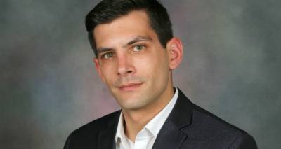 &Mu;&epsilon; έ&nu;&alpha; &laquo;&Pi;&lambda;&alpha;&tau;ύ&raquo; &chi;&alpha;&mu;ό&gamma;&epsilon;&lambda;&omicron;: &Omicron; &Kappa;&omega;&nu;/&nu;&omicron;&sigmaf; &Sigma;&iota;&nu;ά&nu;&eta;&sigmaf; &alpha;&nu;&alpha;&kappa;&omicron;ί&nu;&omega;&sigma;&epsilon; &tau;&eta;&nu; &upsilon;&pi;&omicron;&psi;&eta;&phi;&iota;ό&tau;&eta;&tau;ά &tau;&omicron;&upsilon; &gamma;&iota;&alpha; &tau;&eta;&nu; &Tau;.&Kappa;. &Pi;&lambda;&alpha;&tau;έ&omicron;&sigmaf;