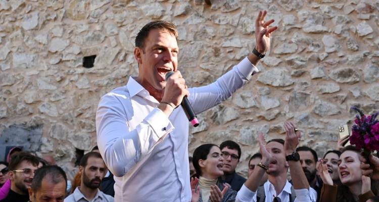 &Eta; &nu;έ&alpha; &delta;&iota;ά&sigma;&pi;&alpha;&sigma;&eta; &tau;&omicron;&upsilon; &Sigma;&Upsilon;&Rho;&Iota;&Zeta;&Alpha; &alpha;&lambda;&lambda;ά&zeta;&epsilon;&iota; &tau;&omicron; &tau;&omicron;&pi;ί&omicron; &sigma;&tau;&eta;&nu; &alpha;&nu;&tau;&iota;&pi;&omicron;&lambda;ί&tau;&epsilon;&upsilon;&sigma;&eta; | &Omicron;&iota; &epsilon;&pi;ό&mu;&epsilon;&nu;&epsilon;&sigmaf; &kappa;&iota;&nu;ή&sigma;&epsilon;&iota;&sigmaf; &Kappa;&alpha;&sigma;&sigma;&epsilon;&lambda;ά&kappa;&eta;