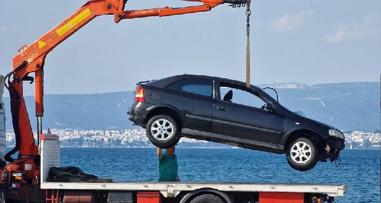 Θεσσαλονίκη: Μητέρα και γιος έδωσαν τέλος στη ζωή τους, πέφτοντας με το αυτοκίνητο στη θάλασσα | Η οικογενειακή τραγωδία πίσω από την αυτοκτονία τους