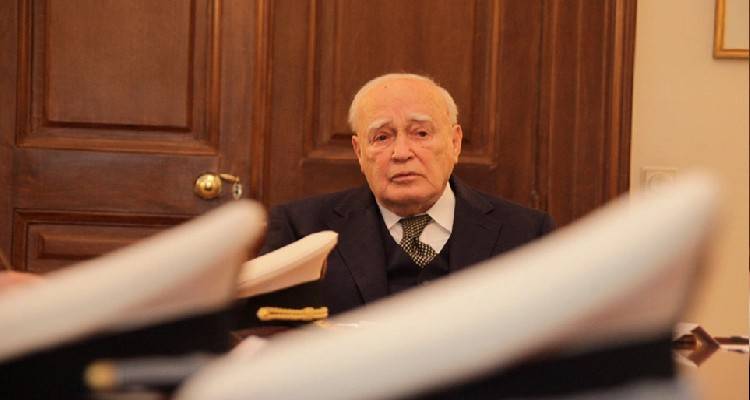 &Kappa;ά&rho;&omicron;&lambda;&omicron;&sigmaf; &Pi;&alpha;&pi;&omicron;ύ&lambda;&iota;&alpha;&sigmaf;: &Mu;&epsilon; &tau;&iota;&mu;έ&sigmaf; &alpha;&rho;&chi;&eta;&gamma;&omicron;ύ &kappa;&rho;ά&tau;&omicron;&upsilon;&sigmaf; &sigma;ή&mu;&epsilon;&rho;&alpha; &eta; &epsilon;&xi;ό&delta;&iota;&omicron;&sigmaf; &alpha;&kappa;&omicron;&lambda;&omicron;&upsilon;&theta;ί&alpha;