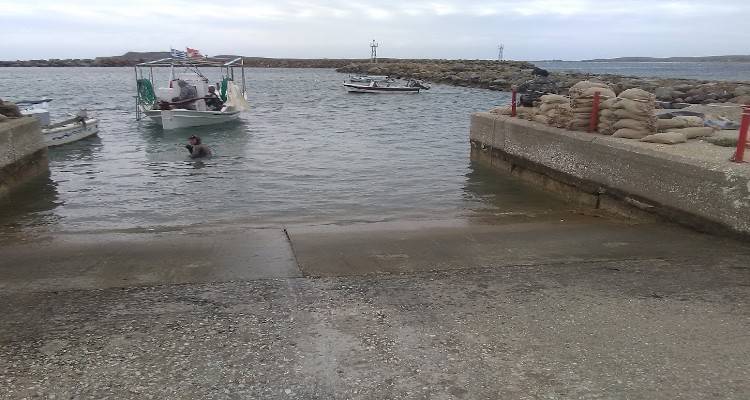 Πλάκα Λήμνου: Αποκαταστάθηκε η ράμπα καθέλκυσης σκαφών στο λιμάνι του χωριού