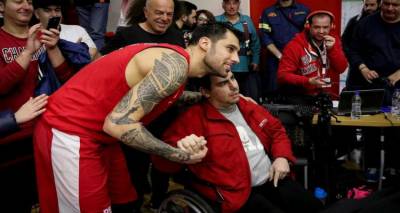 O O&lambda;&upsilon;&mu;&pi;&iota;&alpha;&kappa;ό&sigmaf; &alpha;&gamma;&kappa;ά&lambda;&iota;&alpha;&sigma;&epsilon; &tau;&omicron;&upsilon;&sigmaf; &phi;&iota;&lambda;ά&theta;&lambda;&omicron;&upsilon;&sigmaf; &tau;&omicron;&upsilon; &sigma;&tau;&eta; &Lambda;ή&mu;&nu;&omicron; (pics)