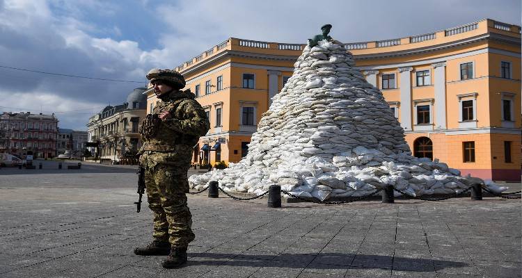 &Pi;ό&lambda;&epsilon;&mu;&omicron;&sigmaf; &sigma;&tau;&eta;&nu; &Omicron;&upsilon;&kappa;&rho;&alpha;&nu;ί&alpha;: &Eta; &mu;ά&chi;&eta; &gamma;&iota;&alpha; &tau;&eta;&nu; &Omicron;&delta;&eta;&sigma;&sigma;ό &sigma;&eta;&mu;&epsilon;ί&omicron; &kappa;&alpha;&mu;&pi;ή&sigmaf; &gamma;&iota;&alpha; &tau;&eta;&nu; &pi;&omicron;&lambda;&iota;&tau;&iota;&kappa;ή έ&kappa;&beta;&alpha;&sigma;&eta; &tau;&eta;&sigmaf; &tau;&rho;έ&chi;&omicron;&upsilon;&sigma;&alpha;&sigmaf; &kappa;&rho;ί&sigma;&eta;&sigmaf;