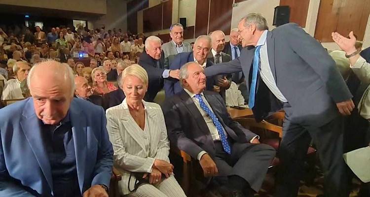 Αθανασίου και Μουτζούρης μαζί στην ομιλία Σαμάρα και Καραμανλή στο Πολεμικό Μουσείο