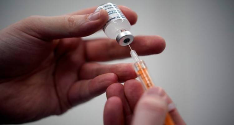 Βρετανία – Κορονοϊός: Να έχουν εμβολιαστεί ως τον Μάιο όλες οι ομάδες υψηλού κινδύνου, σχεδιάζει η κυβέρνηση