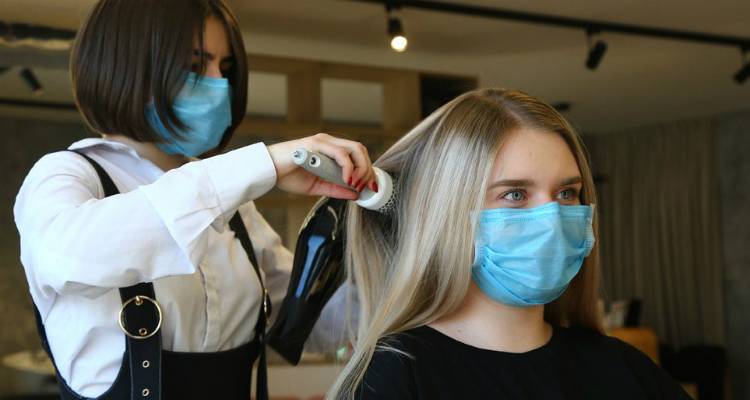 Κομμωτήρια - Καταστήματα: Μπάνιο μετά τη δοκιμή ρούχων | Προσοχή στο «πιστολάκι»