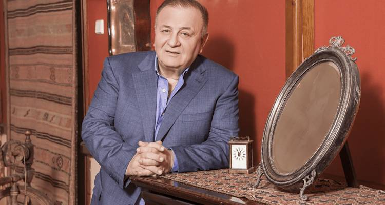 Έ&nu;&alpha; &beta;ή&mu;&alpha; &pi;&rho;&iota;&nu; &tau;&eta;&nu; &alpha;&delta;&epsilon;&iota;&omicron;&delta;ό&tau;&eta;&sigma;&eta; &tau;&omicron; &xi;&epsilon;&nu;&omicron;&delta;&omicron;&chi;&epsilon;ί&omicron; &tau;&omicron;&upsilon; &Pi;. &Mu;&pi;&omicron;ύ&mu;&pi;&omicron;&upsilon;&rho;&alpha; &sigma;&tau;&eta; &Lambda;ή&mu;&nu;&omicron;