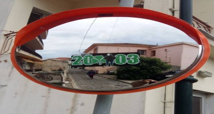 Μύρινα: Αυτοκόλλητο σε βοηθητικό καθρέπτη