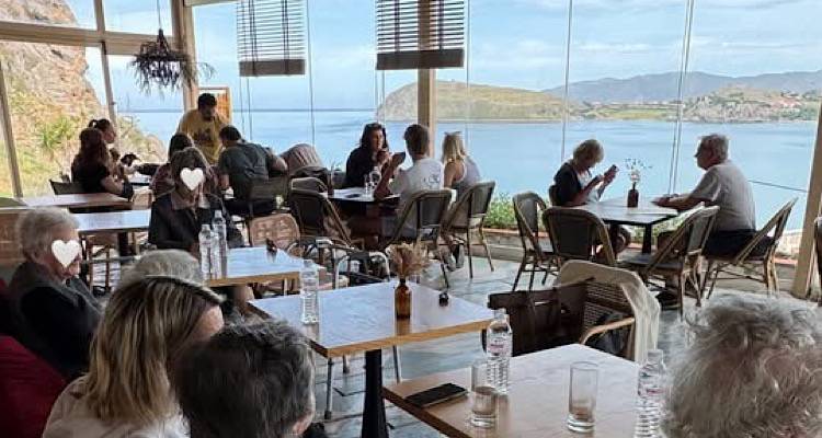 &Lambda;ή&mu;&nu;&omicron;&sigmaf;: &Mu;&iota;&alpha; &alpha;&nu;ά&sigma;&alpha; ή&lambda;&iota;&omicron;&upsilon; &kappa;&alpha;&iota; &theta;ά&lambda;&alpha;&sigma;&sigma;&alpha;&sigmaf; &gamma;&iota;&alpha; &tau;&omicron;&upsilon;&sigmaf; &phi;&iota;&lambda;&omicron;&xi;&epsilon;&nu;&omicron;ύ&mu;&epsilon;&nu;&omicron;&upsilon;&sigmaf; &tau;&omicron;&upsilon; &Gamma;&eta;&rho;&omicron;&kappa;&omicron;&mu;&epsilon;ί&omicron;&upsilon;