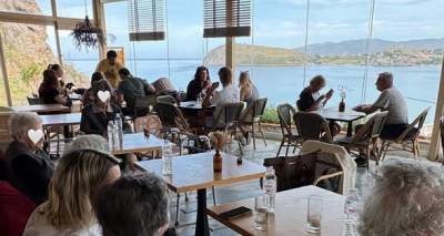 &Lambda;ή&mu;&nu;&omicron;&sigmaf;: &Mu;&iota;&alpha; &alpha;&nu;ά&sigma;&alpha; ή&lambda;&iota;&omicron;&upsilon; &kappa;&alpha;&iota; &theta;ά&lambda;&alpha;&sigma;&sigma;&alpha;&sigmaf; &gamma;&iota;&alpha; &tau;&omicron;&upsilon;&sigmaf; &phi;&iota;&lambda;&omicron;&xi;&epsilon;&nu;&omicron;ύ&mu;&epsilon;&nu;&omicron;&upsilon;&sigmaf; &tau;&omicron;&upsilon; &Gamma;&eta;&rho;&omicron;&kappa;&omicron;&mu;&epsilon;ί&omicron;&upsilon;