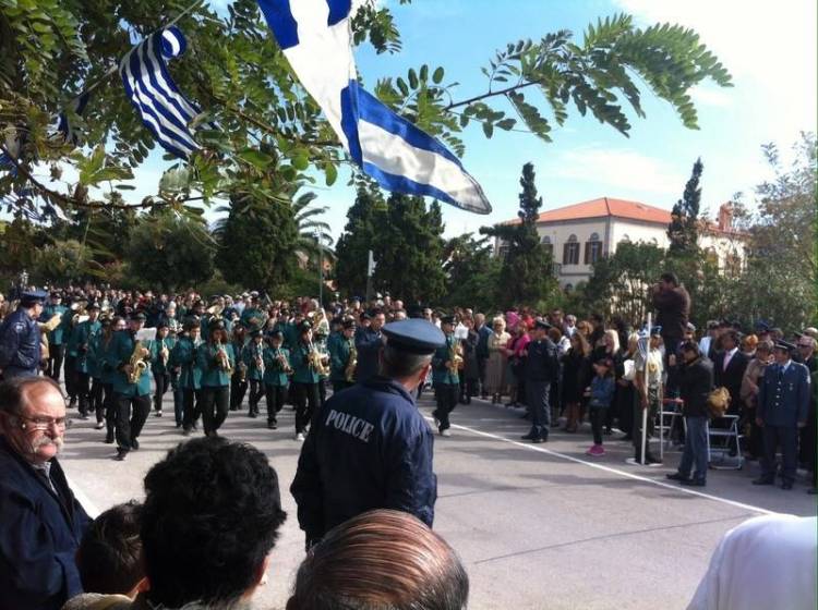 &Mu;&epsilon; &lambda;&alpha;&mu;&pi;&rho;ό&tau;&eta;&tau;&alpha; &kappa;&alpha;&iota; &mu;&epsilon; &tau;&eta; &sigma;&upsilon;&mu;&mu;&epsilon;&tau;&omicron;&chi;ή &pi;&lambda;ή&theta;&omicron;&upsilon;&sigmaf; &kappa;ό&sigma;&mu;&omicron;&upsilon; &omicron; &sigma;&eta;&mu;&epsilon;&rho;&iota;&nu;ό&sigmaf; &epsilon;&omicron;&rho;&tau;&alpha;&sigma;&mu;ό&sigmaf; &tau;&eta;&sigmaf; &alpha;&pi;&epsilon;&lambda;&epsilon;&upsilon;&theta;έ&rho;&omega;&sigma;&eta;&sigmaf; &tau;&eta;&sigmaf; &Lambda;ή&mu;&nu;&omicron;&upsilon;. (Photos)