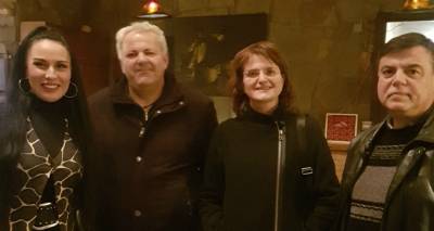 &Lambda;ή&mu;&nu;&omicron;&sigmaf;: &Sigma;&upsilon;&nu;ά&nu;&tau;&eta;&sigma;&eta; &pi;&rho;&omicron;έ&delta;&rho;&omicron;&upsilon; &kappa;&alpha;&iota; &mu;&epsilon;&lambda;ώ&nu; &tau;&eta;&sigmaf; &Delta;&eta;&mu;&omicron;&tau;&iota;&kappa;ή&sigmaf; &Kappa;&omicron;&iota;&nu;ό&tau;&eta;&tau;&alpha;&sigmaf; &Mu;ύ&rho;&iota;&nu;&alpha;&sigmaf; &mu;&epsilon; &tau;&eta; &Chi;&alpha;&rho;&iota;&tau;ί&nu;&eta; &Phi;&omega;&tau;&omicron;&pi;&omicron;ύ&lambda;&omicron;&upsilon;