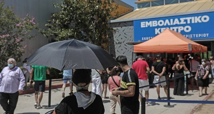 Εμβολιασμοί: Πότε και με ποιους θα ξεκινήσει η χορήγηση της τρίτης δόσης