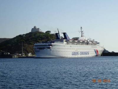 &Tau;&alpha; &sigma;&chi;έ&delta;&iota;&alpha; &tau;&eta;&sigmaf; Louis Cruises &gamma;&iota;&alpha; &tau;&omicron; 2015 | &Eta; &Lambda;ή&mu;&nu;&omicron;&sigmaf; &alpha;&nu;ά&mu;&epsilon;&sigma;&alpha; &sigma;&tau;&omicron;&upsilon;&sigmaf; &nu;έ&omicron;&upsilon;&sigmaf; &pi;&rho;&omicron;&omicron;&rho;&iota;&sigma;&mu;&omicron;ύ&sigmaf; &tau;&eta;&sigmaf; &epsilon;&tau;&alpha;&iota;&rho;&epsilon;ί&alpha;&sigmaf;