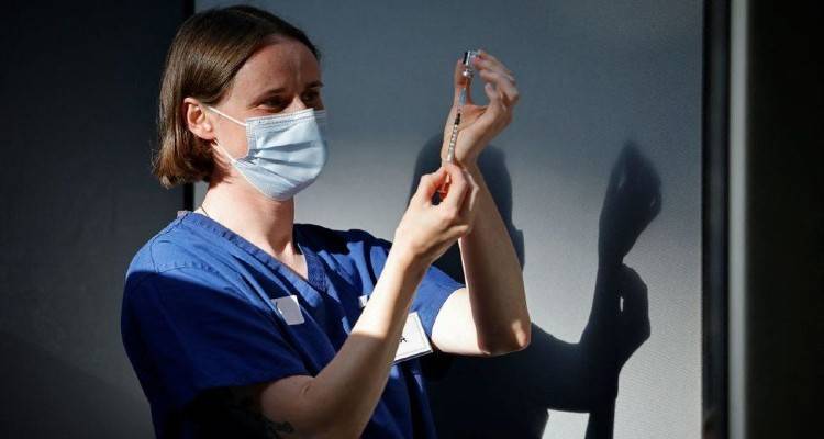 Βρετανία - Covid: Αναμένονται οι τελικές οδηγίες για την τρίτη αναμνηστική δόση