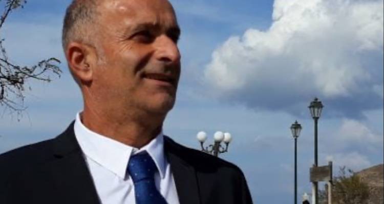 &Omicron; Ά&gamma;&gamma;&epsilon;&lambda;&omicron;&sigmaf; &Beta;&lambda;ά&tau;&tau;&alpha;&sigmaf; &ndash; &Lambda;&alpha;&mu;&pi;&rho;&iota;&nu;ό&sigmaf; &xi;&alpha;&nu;ά &pi;&rho;ό&epsilon;&delta;&rho;&omicron;&sigmaf; &tau;&omicron;&upsilon; &Sigma;&upsilon;&lambda;&lambda;ό&gamma;&omicron;&upsilon; &Pi;&omicron;&lambda;&upsilon;&tau;έ&kappa;&nu;&omega;&nu; &Lambda;ή&mu;&nu;&omicron;&upsilon; &amp; &Alpha;&gamma;ί&omicron;&upsilon; &Epsilon;&upsilon;&sigma;&tau;&rho;&alpha;&tau;ί&omicron;&upsilon;