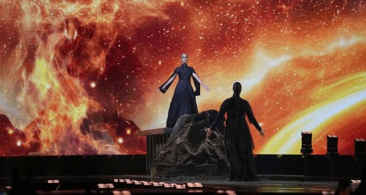 Eurovision 2025: Με... buzzer beater στον τελικό η Κλαυδία -Έδωσε τα γυαλιά της στην παρουσιάστρια, όλα όσα έγιναν