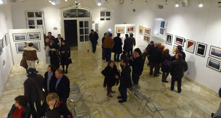 Ά&nu;&omicron;&iota;&xi;&epsilon; &tau;&iota;&sigmaf; &pi;ύ&lambda;&epsilon;&sigmaf; &tau;&eta;&sigmaf; &eta; έ&kappa;&theta;&epsilon;&sigma;&eta; &laquo;&Delta;ύ&omicron;&raquo; &tau;&eta;&sigmaf; &Phi;&omega;&tau;&omicron;&gamma;&rho;&alpha;&phi;&iota;&kappa;ή&sigmaf; &Omicron;&mu;ά&delta;&alpha;&sigmaf; &Lambda;ή&mu;&nu;&omicron;&upsilon; (photos)