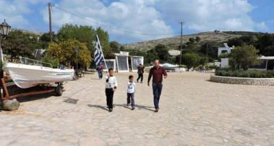 &Eta; &sigma;&upsilon;&gamma;&kappa;&iota;&nu;&eta;&tau;&iota;&kappa;ή &pi;&alpha;&rho;&epsilon;&lambda;ά&sigma;&eta; &tau;&omega;&nu; &Alpha;&rho;&kappa;&iota;ώ&nu; | &Omicron; &delta;ά&sigma;&kappa;&alpha;&lambda;&omicron;&sigmaf;, &omicron;&iota; &delta;ύ&omicron; &mu;&omicron;&nu;&alpha;&delta;&iota;&kappa;&omicron;ί &mu;&alpha;&theta;&eta;&tau;έ&sigmaf; &kappa;&alpha;&iota; &omicron;&iota; &epsilon;&lambda;ά&chi;&iota;&sigma;&tau;&omicron;&iota; &kappa;ά&tau;&omicron;&iota;&kappa;&omicron;&iota; (photos)