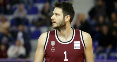 &Mu;&alpha;&nu;&omega;&lambda;ό&pi;&omicron;&upsilon;&lambda;&omicron;&sigmaf;: &laquo;&Nu;&alpha; &alpha;&pi;&omicron;&lambda;&alpha;ύ&sigma;&omicron;&upsilon;&mu;&epsilon; &tau;&eta; &sigma;&tau;&iota;&gamma;&mu;ή&raquo;