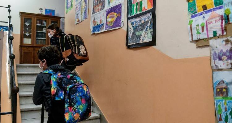 Πώς θα ανοίξουν φέτος τα σχολεία: Διά ζώσης, με τεστ -Τι προβλέπεται για καθηγητές, μαθητές