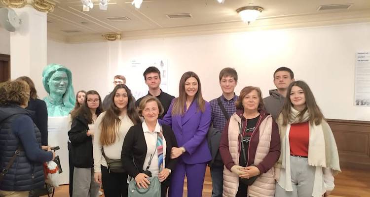 &Omicron; Ά&eta; &Sigma;&tau;&rho;ά&tau;&eta;&sigmaf; &sigma;&tau;&eta;&nu; &Pi;ό&lambda;&eta;: &Mu;&alpha;&theta;&eta;&tau;έ&sigmaf; &pi;&alpha;&rho;&omicron;&upsilon;&sigma;ί&alpha;&sigma;&alpha;&nu; &tau;&omicron; &ldquo;&Pi;&rho;ά&sigma;&iota;&nu;&omicron; &Nu;&eta;&sigma;ί&rdquo; &sigma;&tau;&omicron; 2&omicron; &Mu;&alpha;&theta;&eta;&tau;&iota;&kappa;ό &Sigma;&upsilon;&nu;έ&delta;&rho;&iota;&omicron;