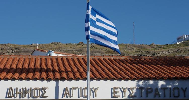 &Mu;&epsilon; &pi;&omicron;&iota;&omicron;&nu; &tau;&rho;ό&pi;&omicron; &theta;&alpha; &laquo;&pi;&rho;&alpha;&sigma;&iota;&nu;ί&sigma;&epsilon;&iota;&raquo; &omicron; Ά&gamma;&iota;&omicron;&sigmaf; &Epsilon;&upsilon;&sigma;&tau;&rho;ά&tau;&iota;&omicron;&sigmaf;