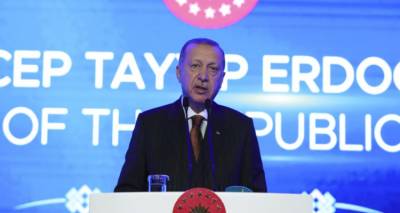 &Eta; &Alpha;&theta;ή&nu;&alpha; &beta;ά&zeta;&epsilon;&iota; &sigma;&tau;&eta; &theta;έ&sigma;&eta; &tau;&omicron;&upsilon; &tau;&omicron;&nu; &Epsilon;&rho;&nu;&tau;&omicron;&gamma;ά&nu;: &Lambda;&upsilon;&pi;&eta;&rho;ή &sigma;&tau;ά&sigma;&eta;, &phi;&alpha;&iota;&delta;&rho;ή &sigma;&upsilon;&mu;&phi;&omega;&nu;ί&alpha; &mu;&epsilon; &Lambda;&iota;&beta;ύ&eta;