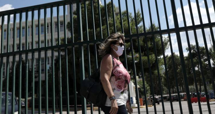 Καμπανάκι από τους ειδικούς για κορωνοϊό: «Με πάνω από 200 κρούσματα καθημερινά η κατάσταση δεν είναι βιώσιμη»